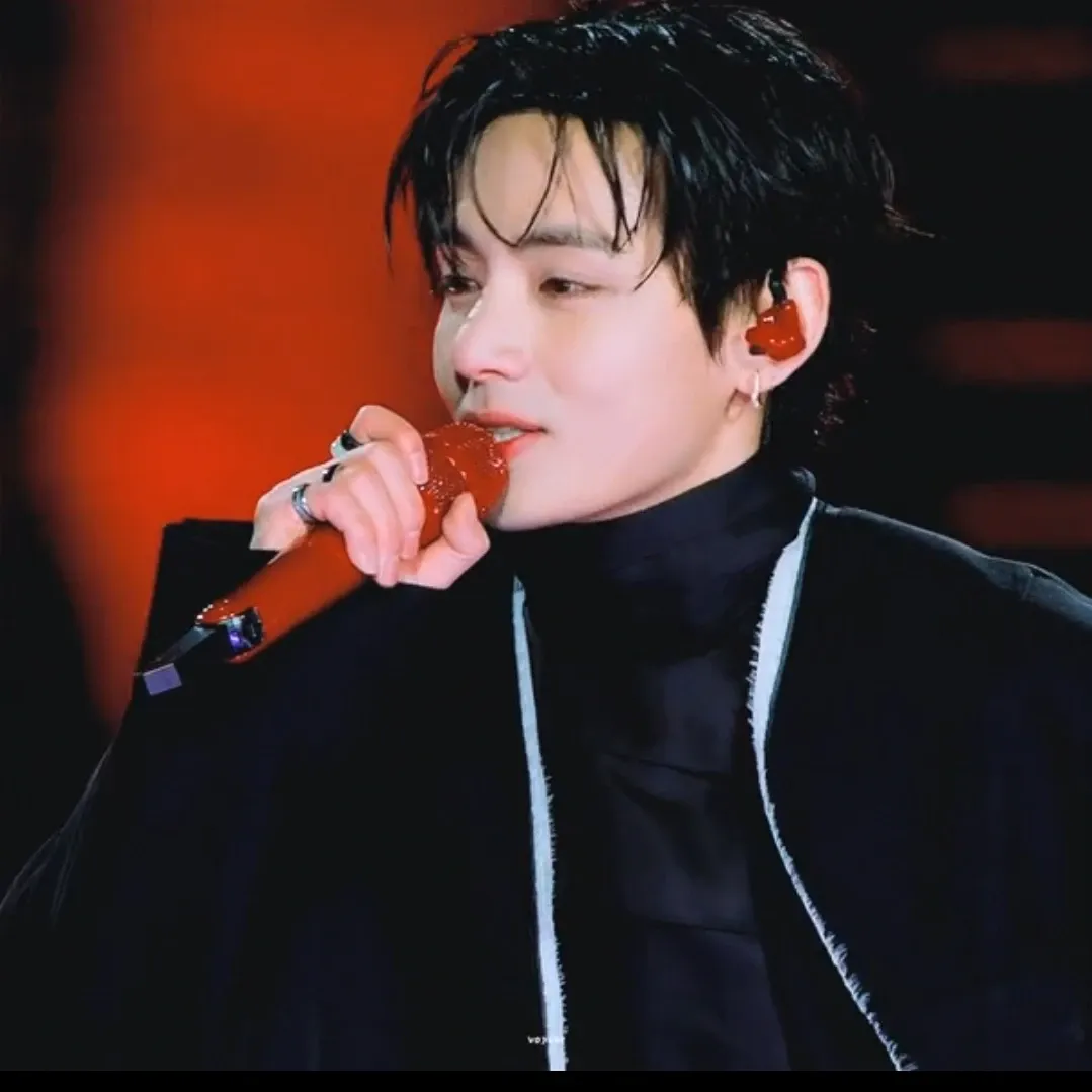 뷔 (방탄소년단)의 최신 사진