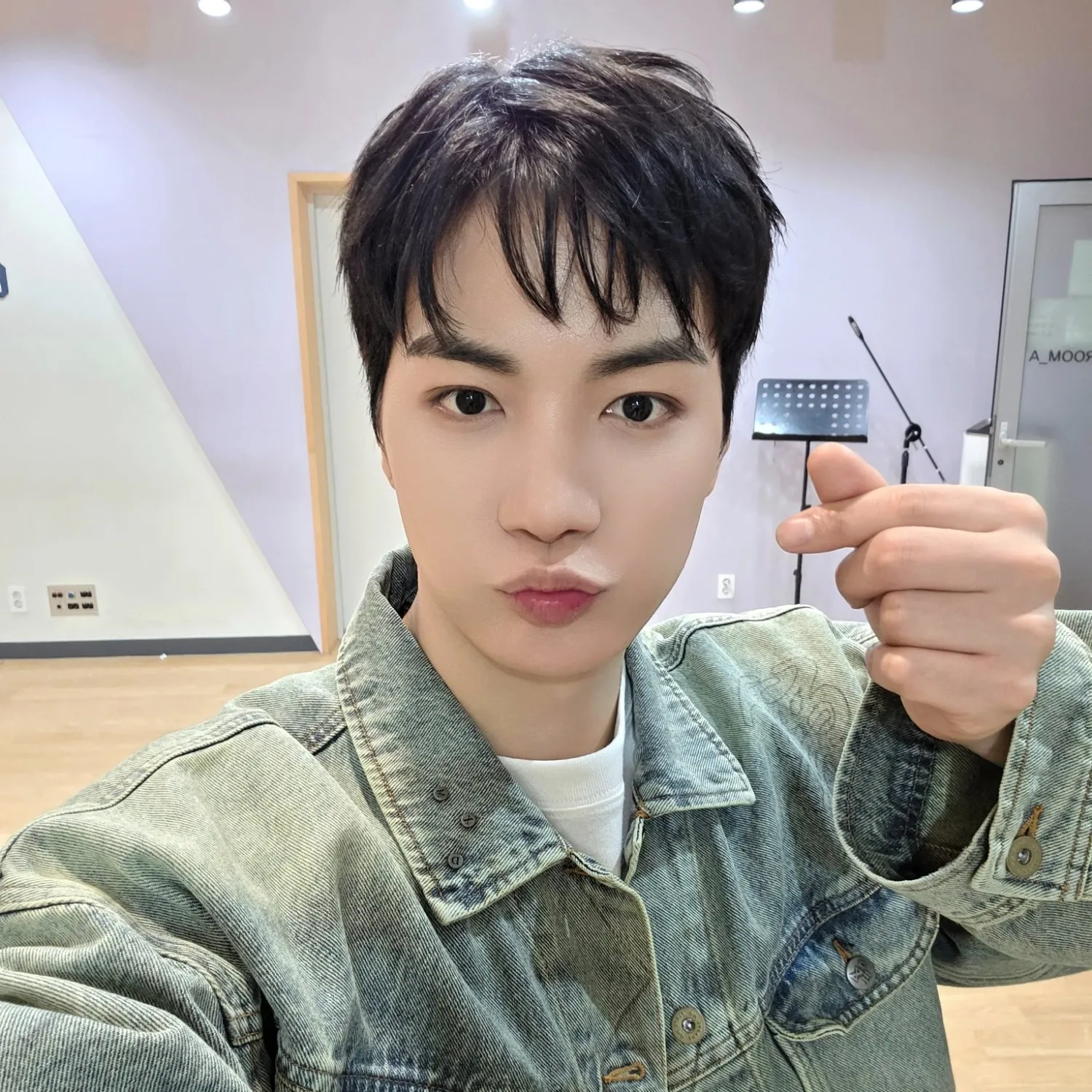 Behind-the-scenes cut of Kim Jonghyeon