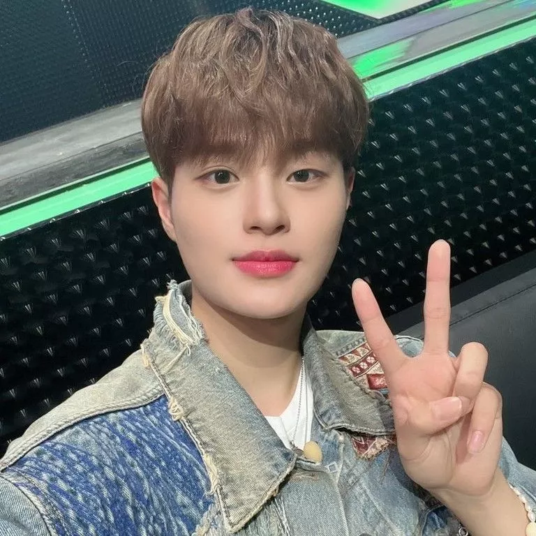 A moment captured by Lee Daehwi (AB6IX)'s fan