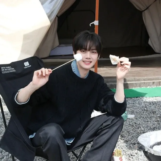 A moment captured by Kim Gyuvin's fan