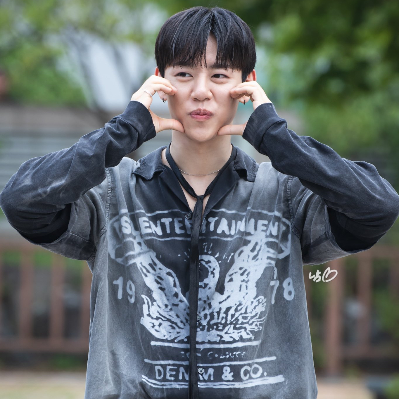 Momen yang diabadikan oleh penggemar Daehyun (B.A.P)