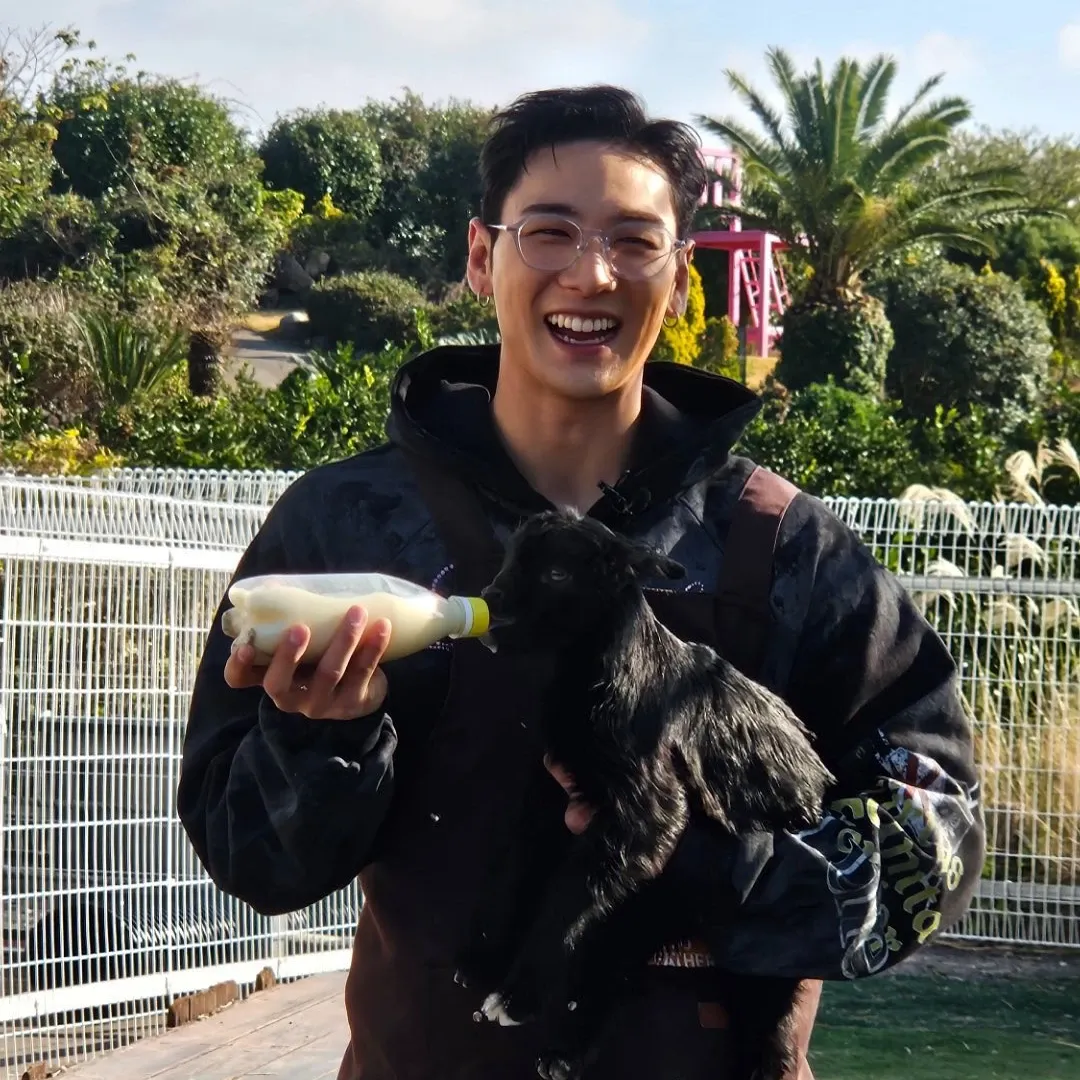 Behind-the-scenes cut of Baekho