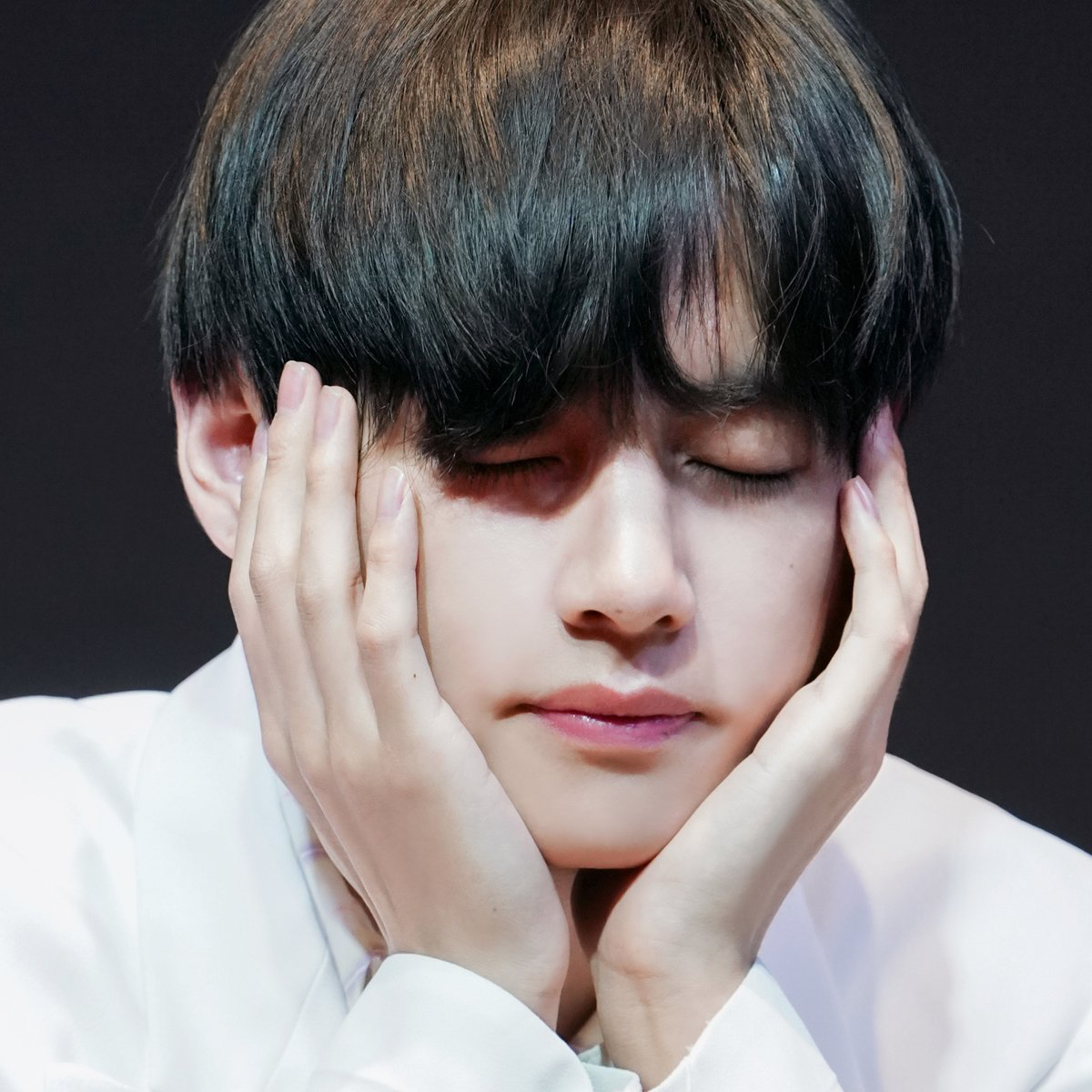 뷔 (방탄소년단)의 비하인드 컷