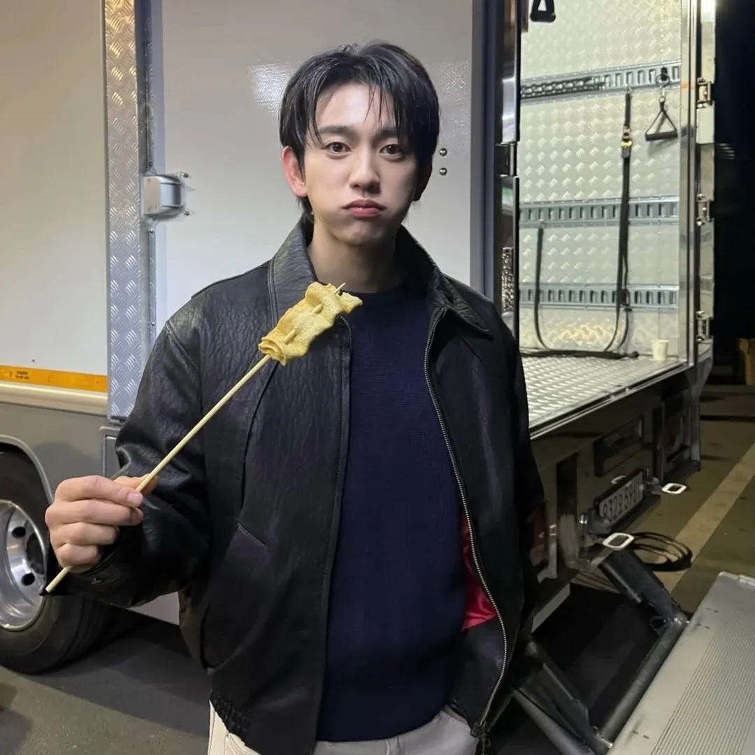 Latest photo of Jinyoung (GOT7)