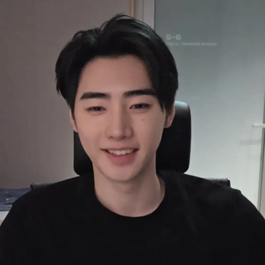 Foto terbaru Sunghoon (ENHYPEN)