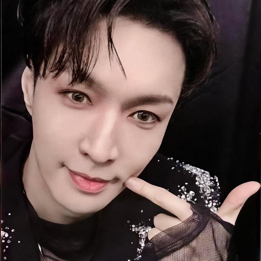 Behind-the-scenes cut of Lay (EXO)