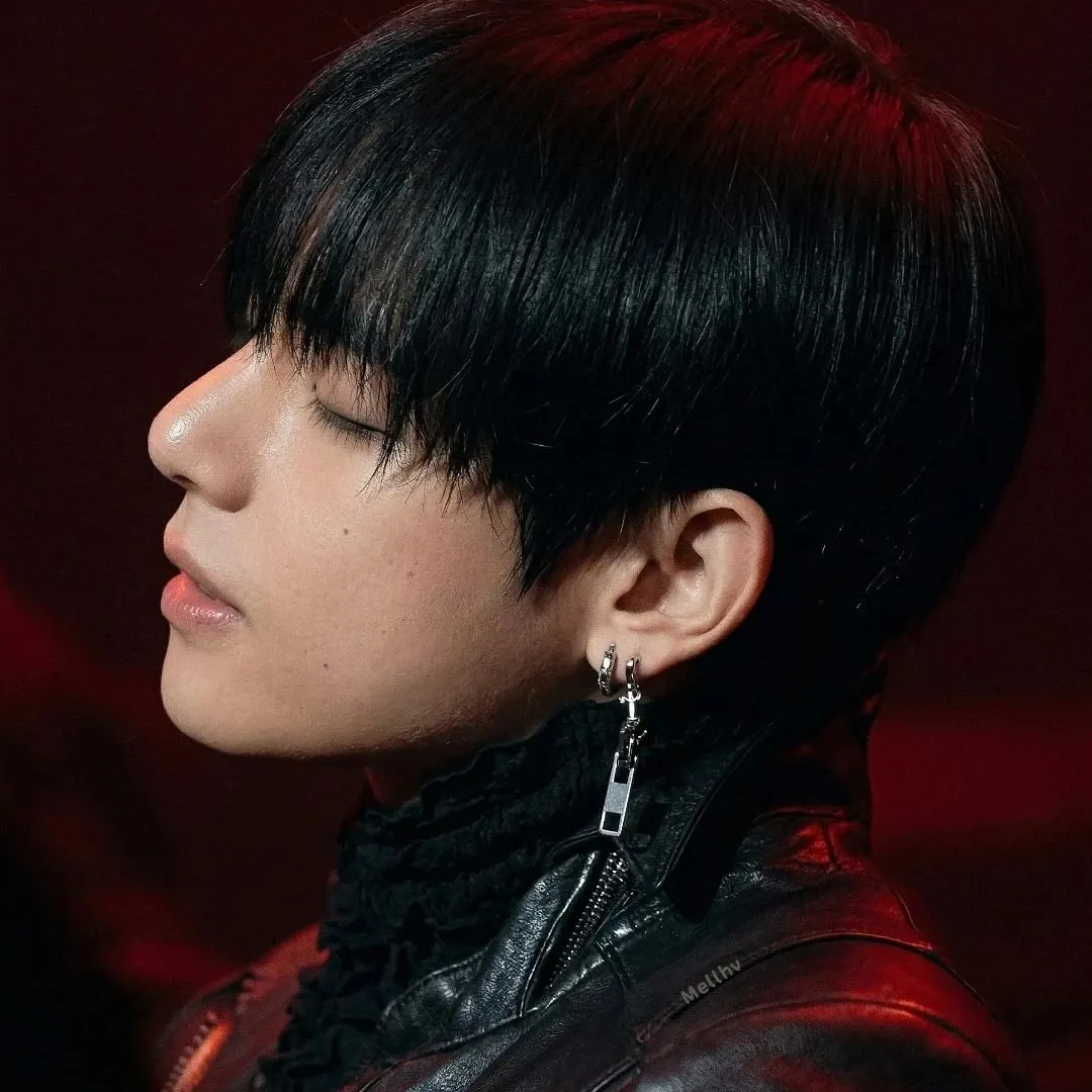 뷔 (방탄소년단)의 최신 사진