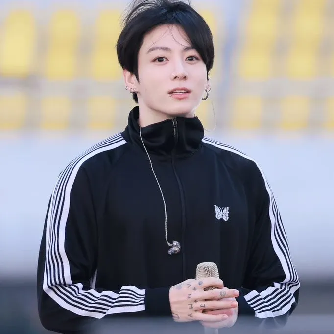 Foto aktivitas terbaru Jungkook (BTS)