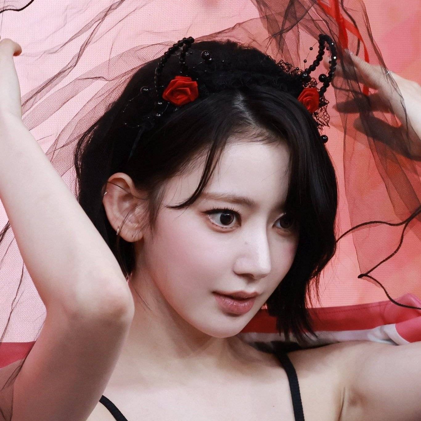 Behind-the-scenes cut of Sakura (LE SSERAFIM)