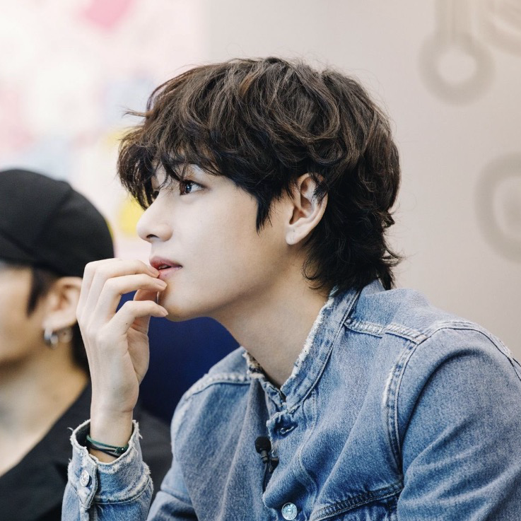 뷔 (방탄소년단)의 최신 사진