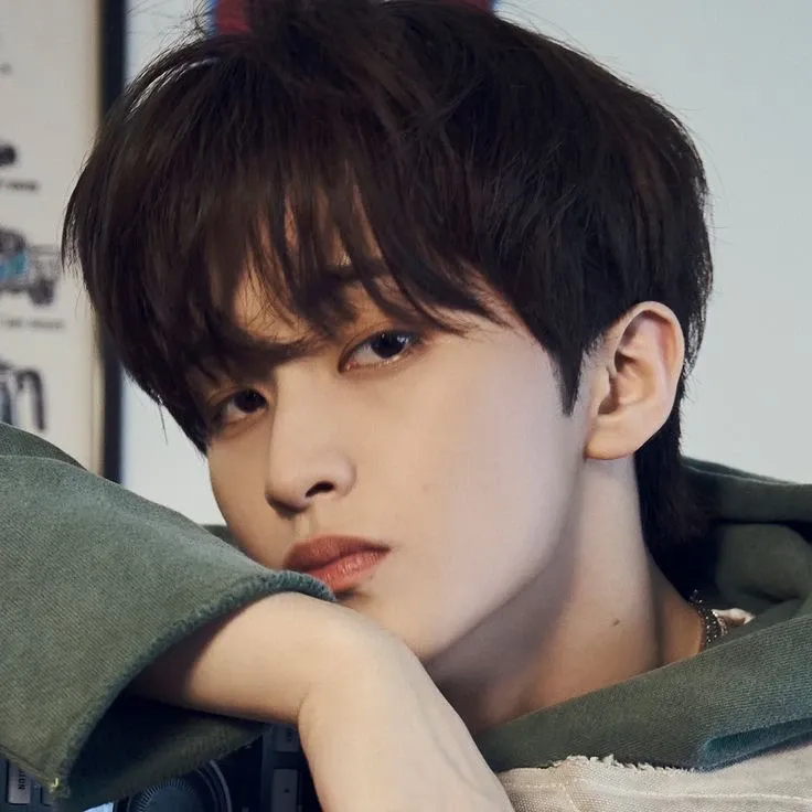 Behind-the-scenes cut of Mark