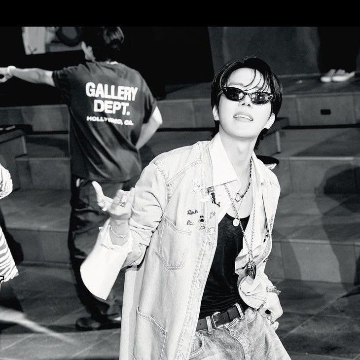 Foto aktivitas terbaru j-hope (BTS)