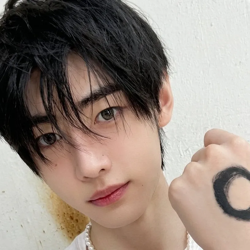 Foto aktivitas terbaru Sunghoon (ENHYPEN)