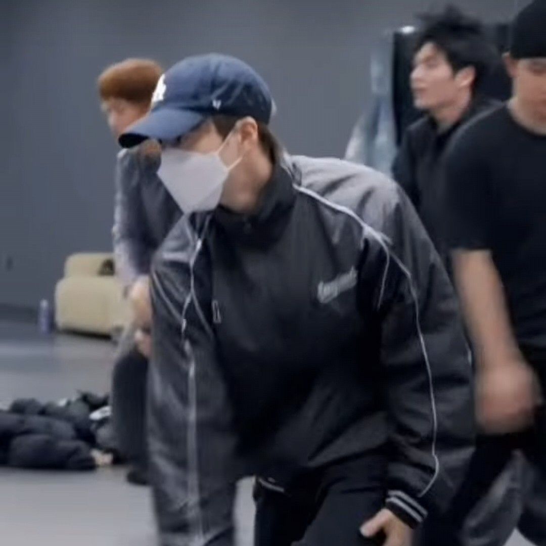 Behind-the-scenes cut of EXO