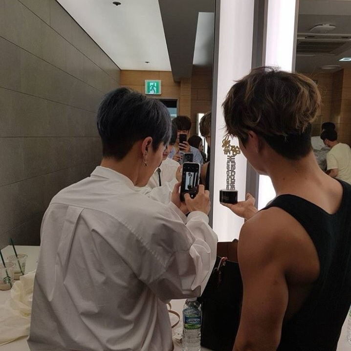 A moment captured by SECHSKIES's fan