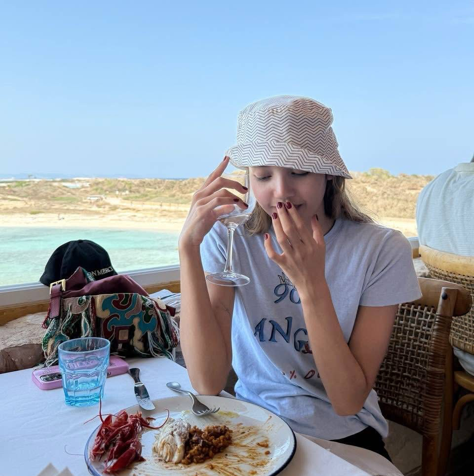 A moment captured by Lisa (BLACKPINK)'s fan