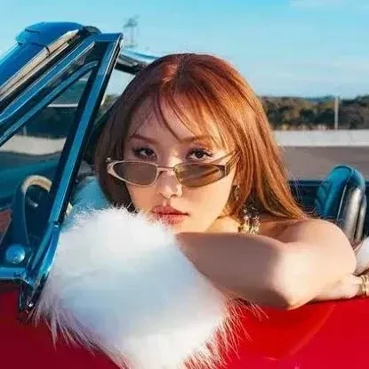 투표로 선정된 화사 (마마무)의 인기 프로필 이미지