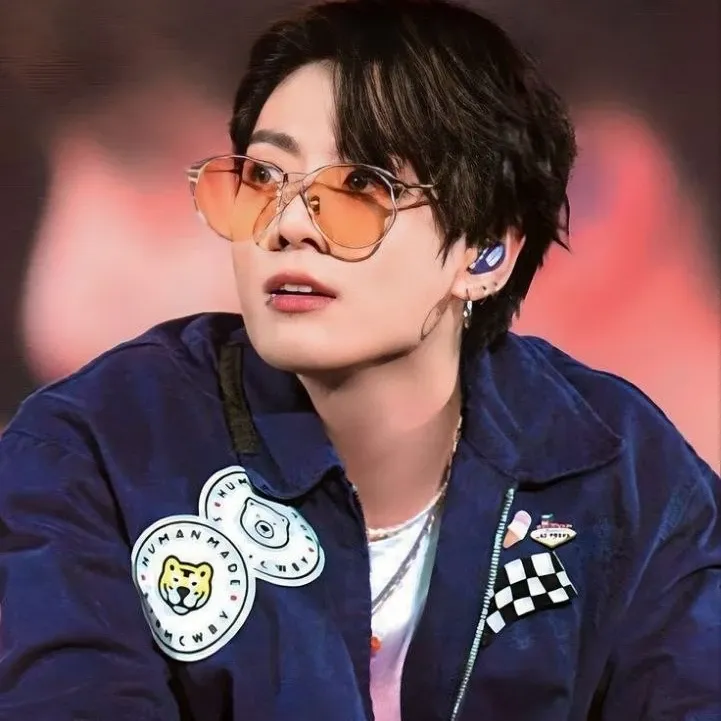 Foto aktivitas terbaru Jungkook (BTS)