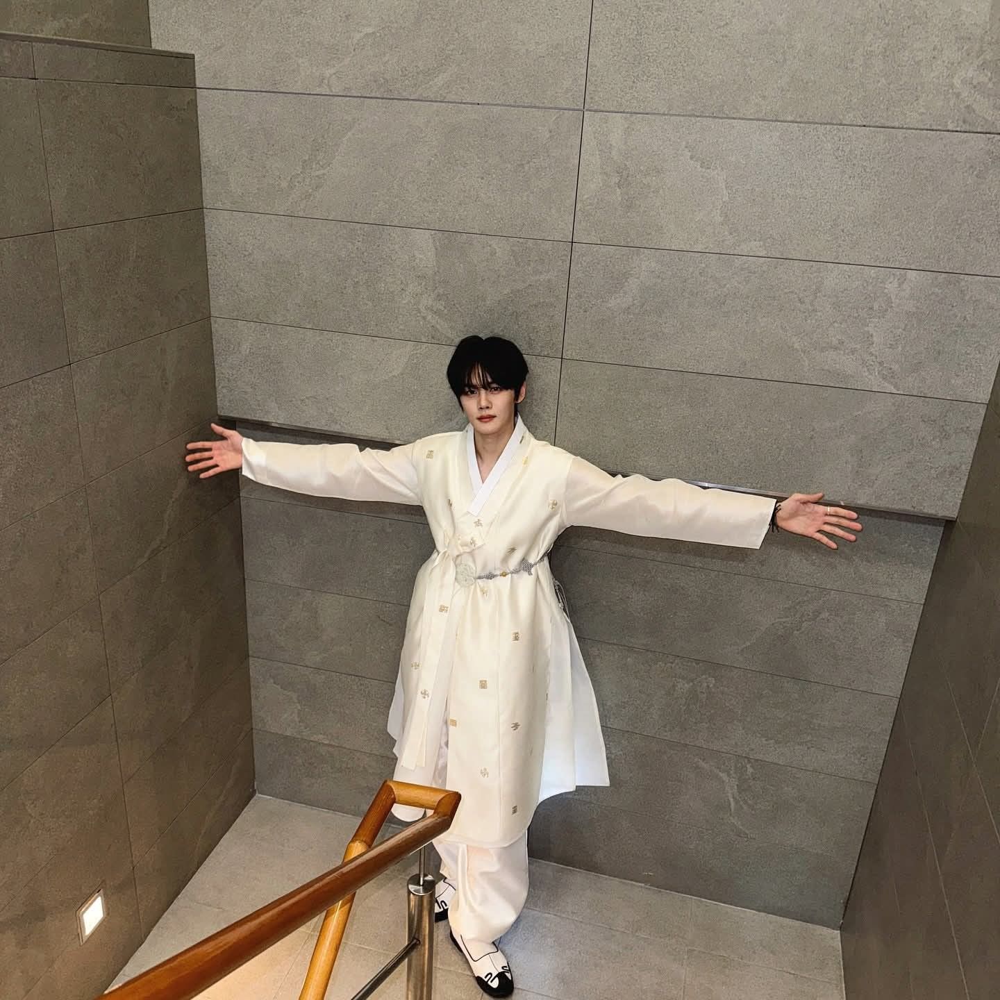 Recent activity shot of Kim Gyuvin (ZEROBASEONE)