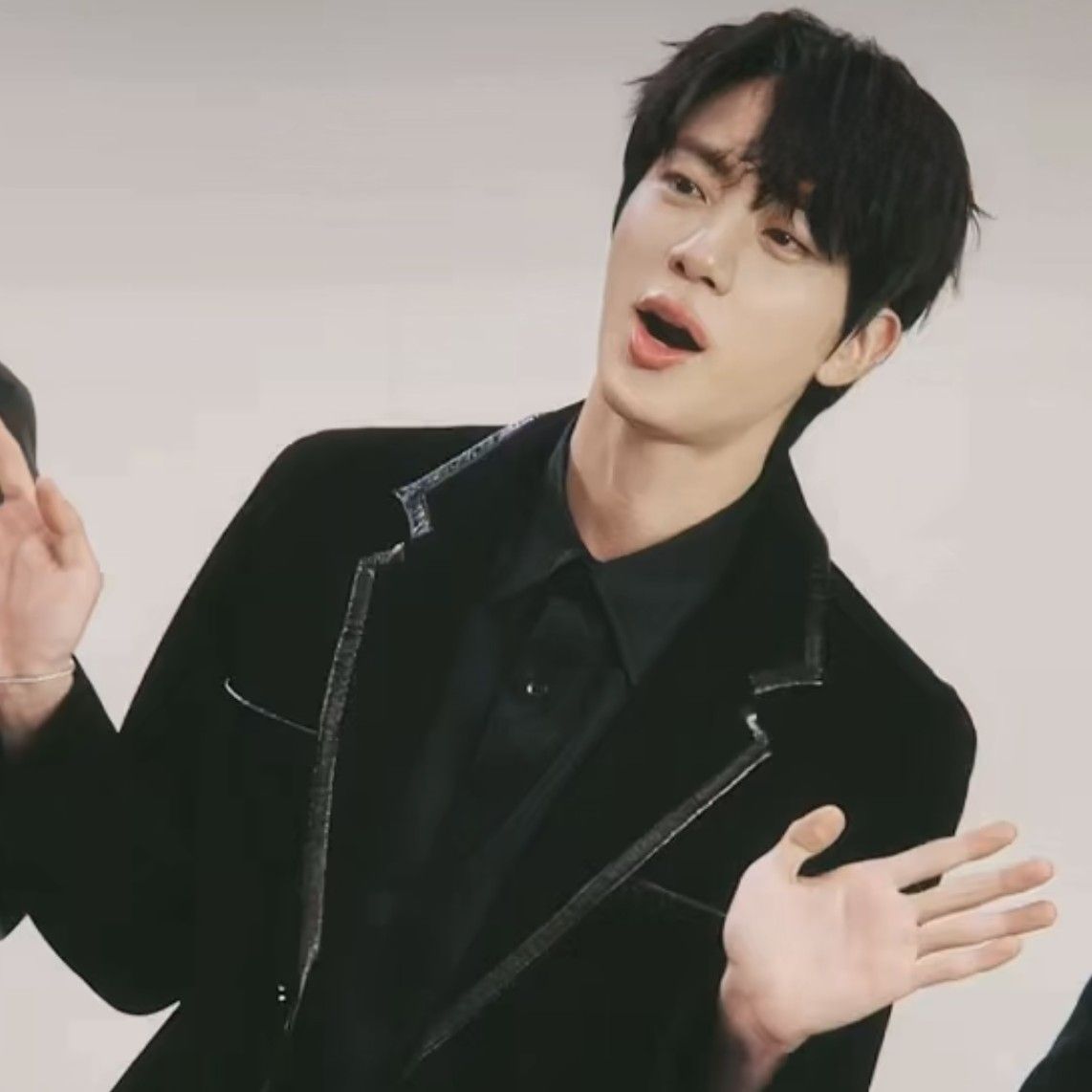 진 (방탄소년단) 최근 활동샷