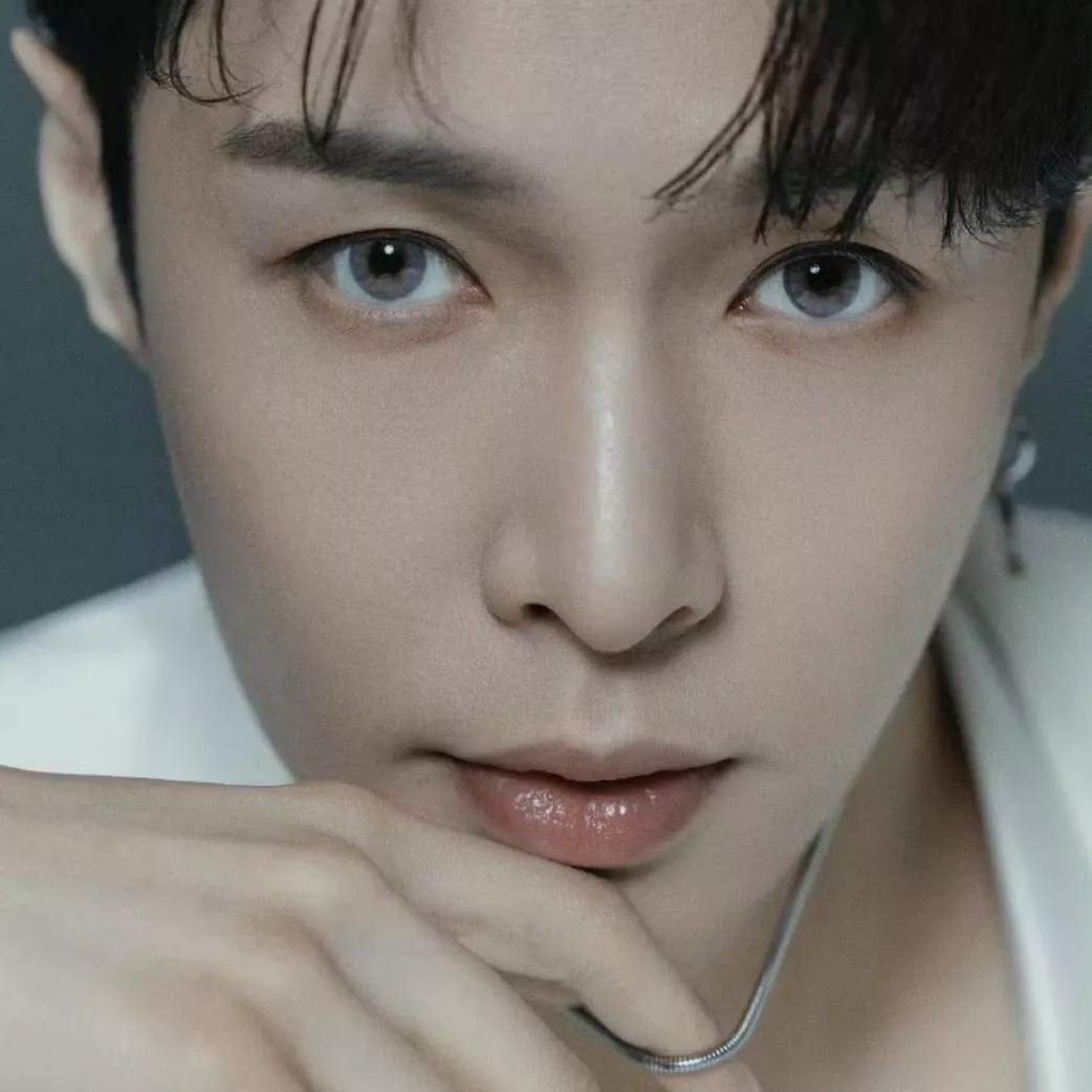 Behind-the-scenes cut of Lay (EXO)