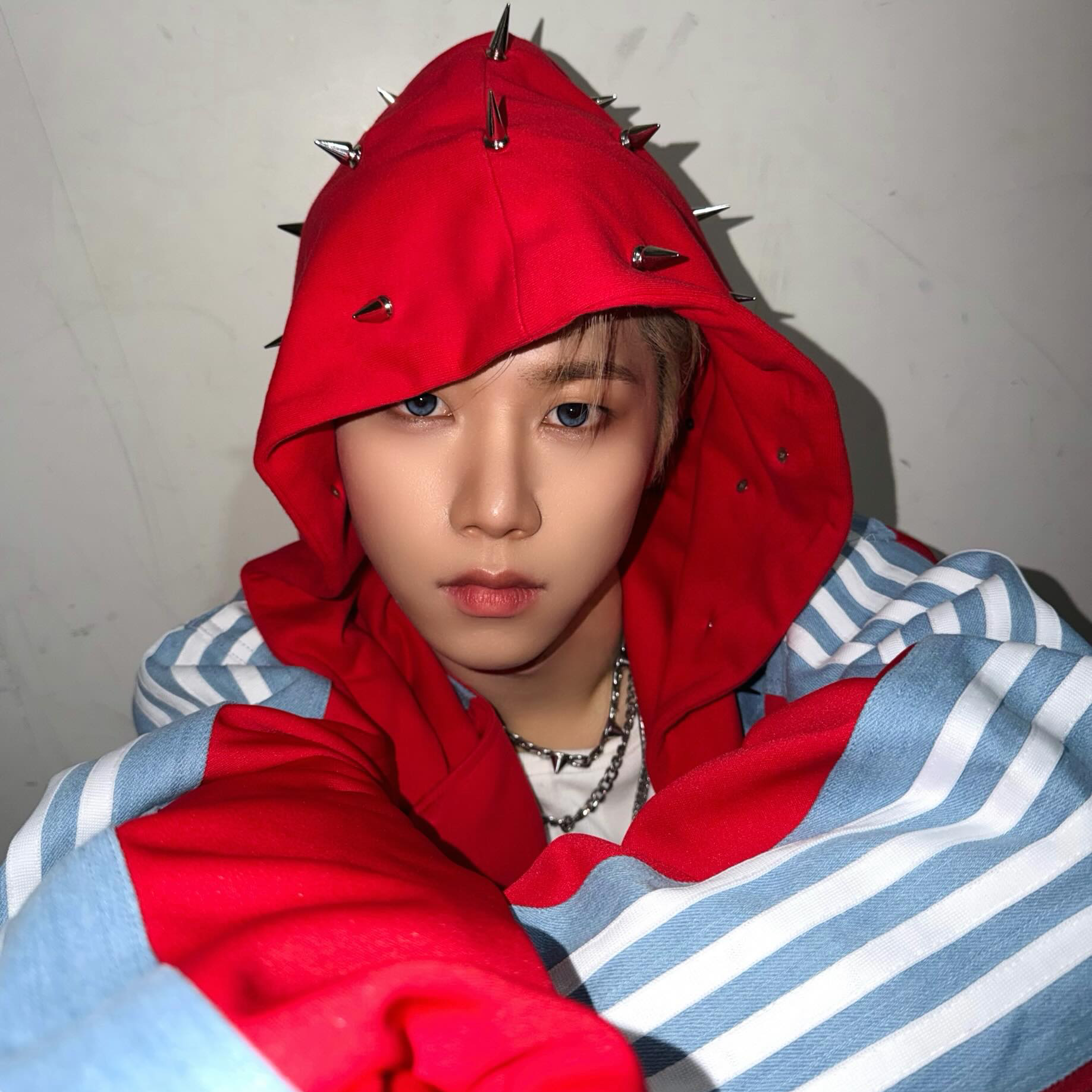 Behind-the-scenes cut of Hyunwoo (Xikers)