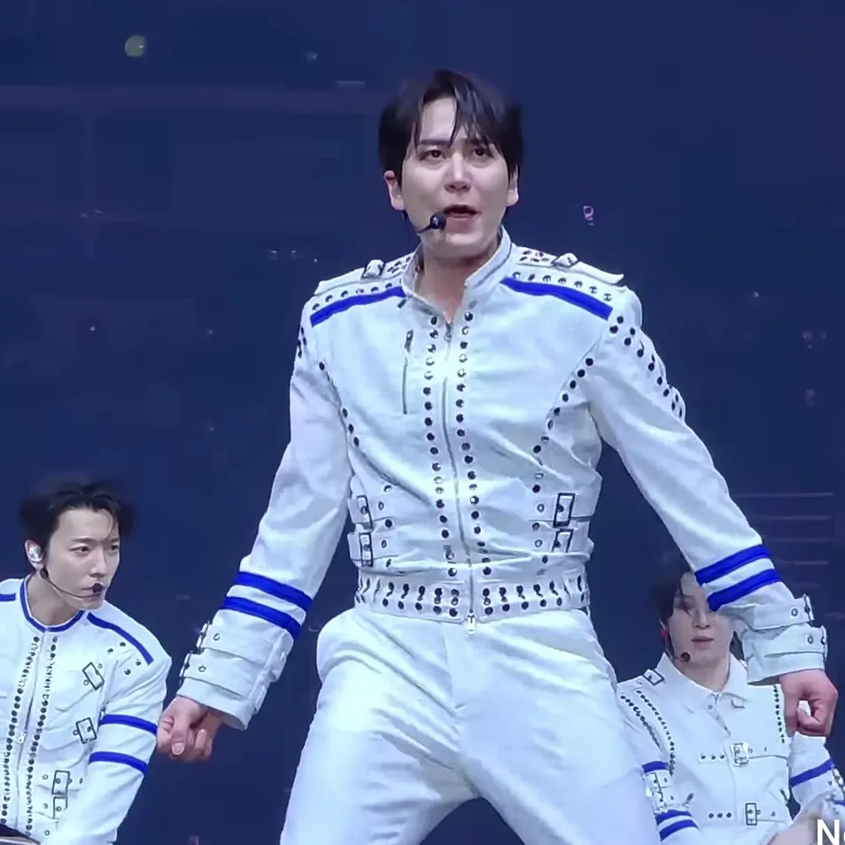 Behind-the-scenes cut of Super Junior