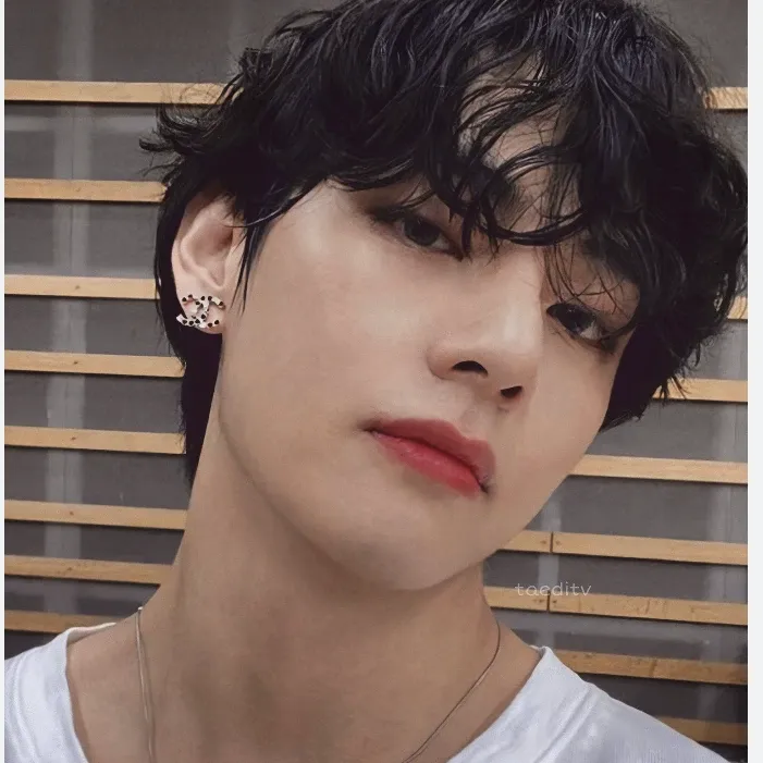 Latest photo of V (BTS)
