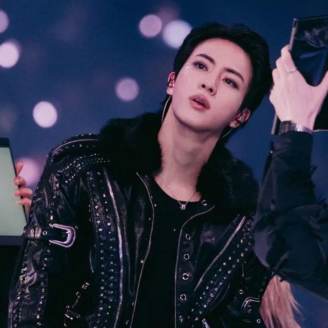 Foto aktivitas terbaru Jin (BTS)