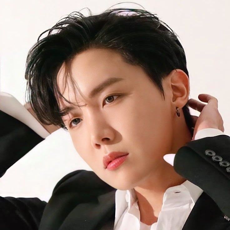 제이홉 (방탄소년단)의 최신 사진