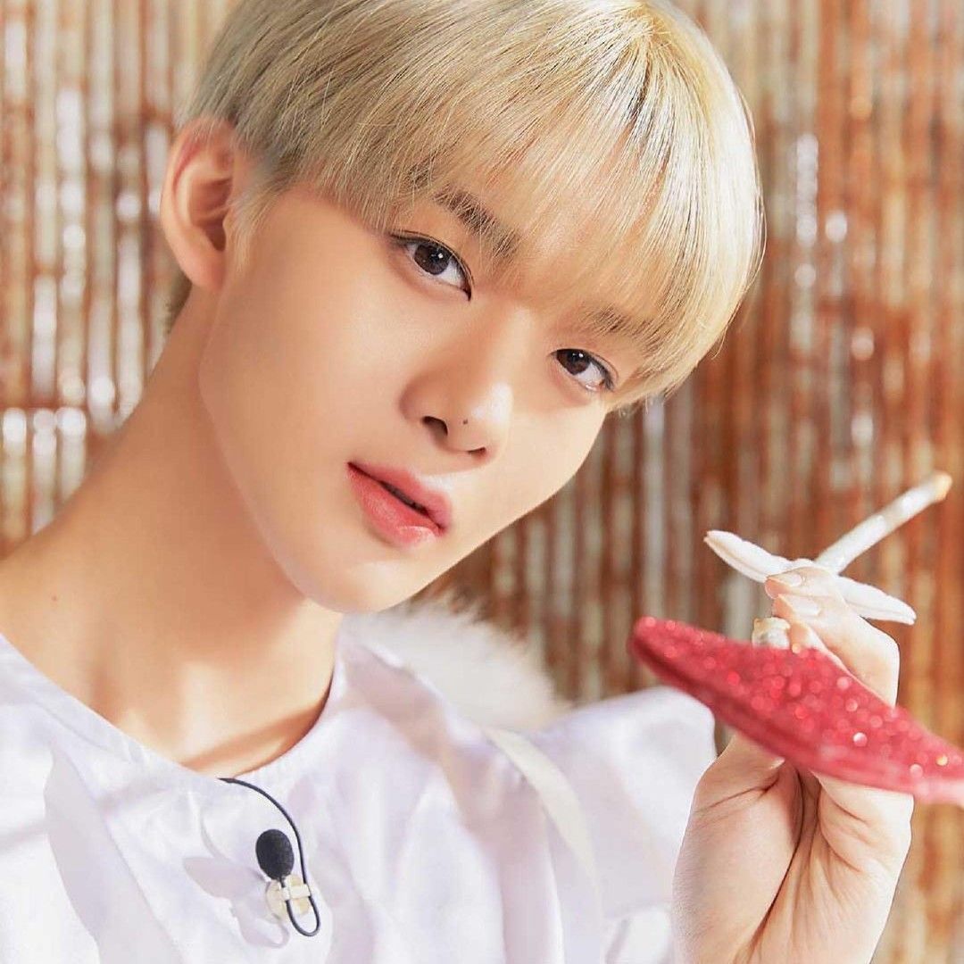 Behind-the-scenes cut of Bae Jinyoung