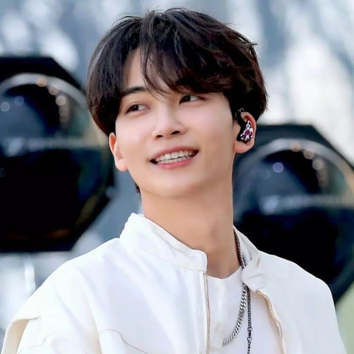 A moment captured by Jeonghan (SEVENTEEN)'s fan