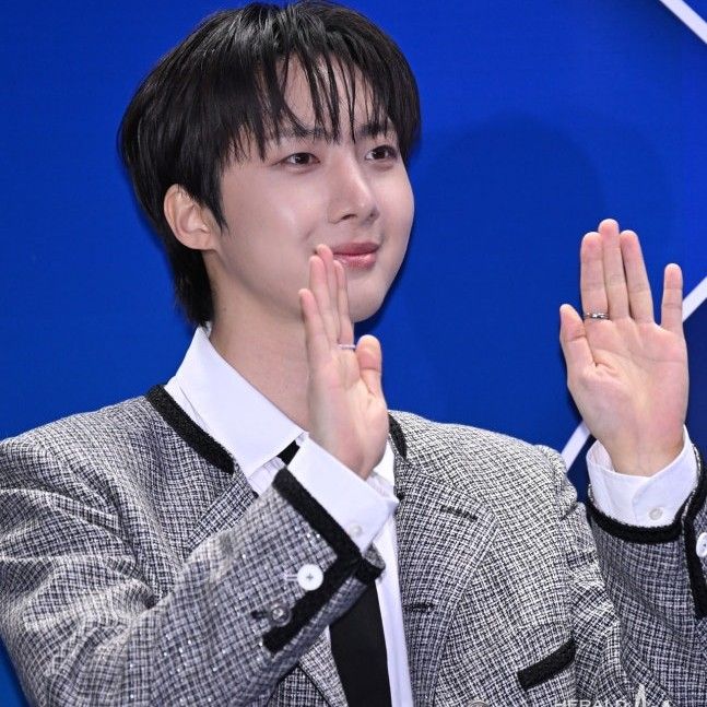 Foto aktivitas terbaru Hui (PENTAGON)