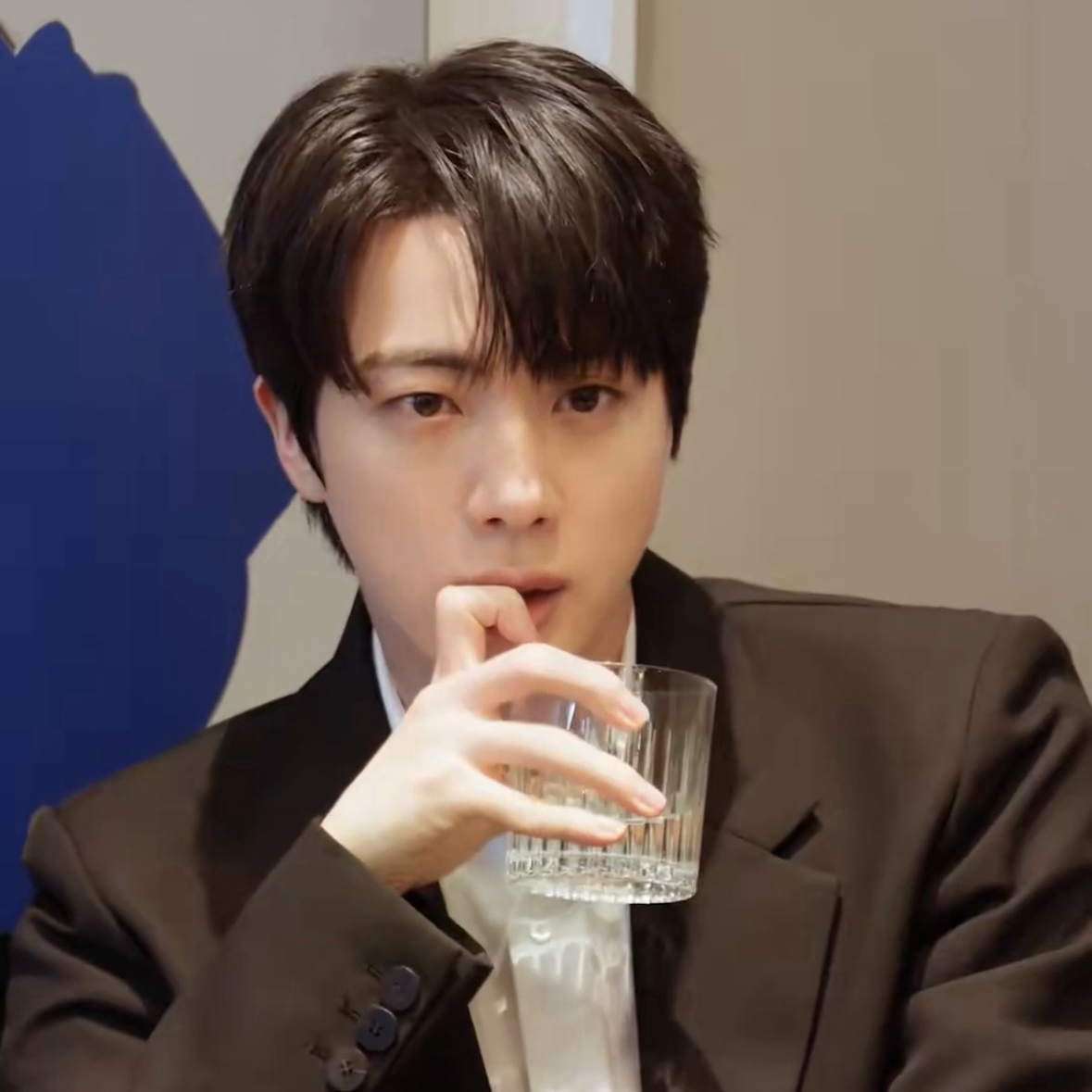 Foto aktivitas terbaru Jin (BTS)