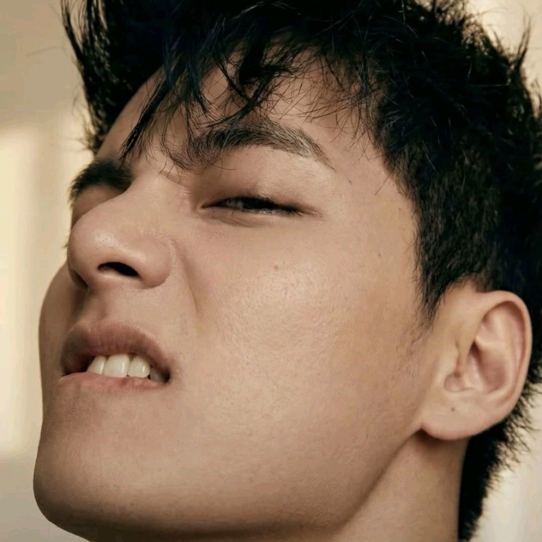 뷔 (방탄소년단)의 최신 사진