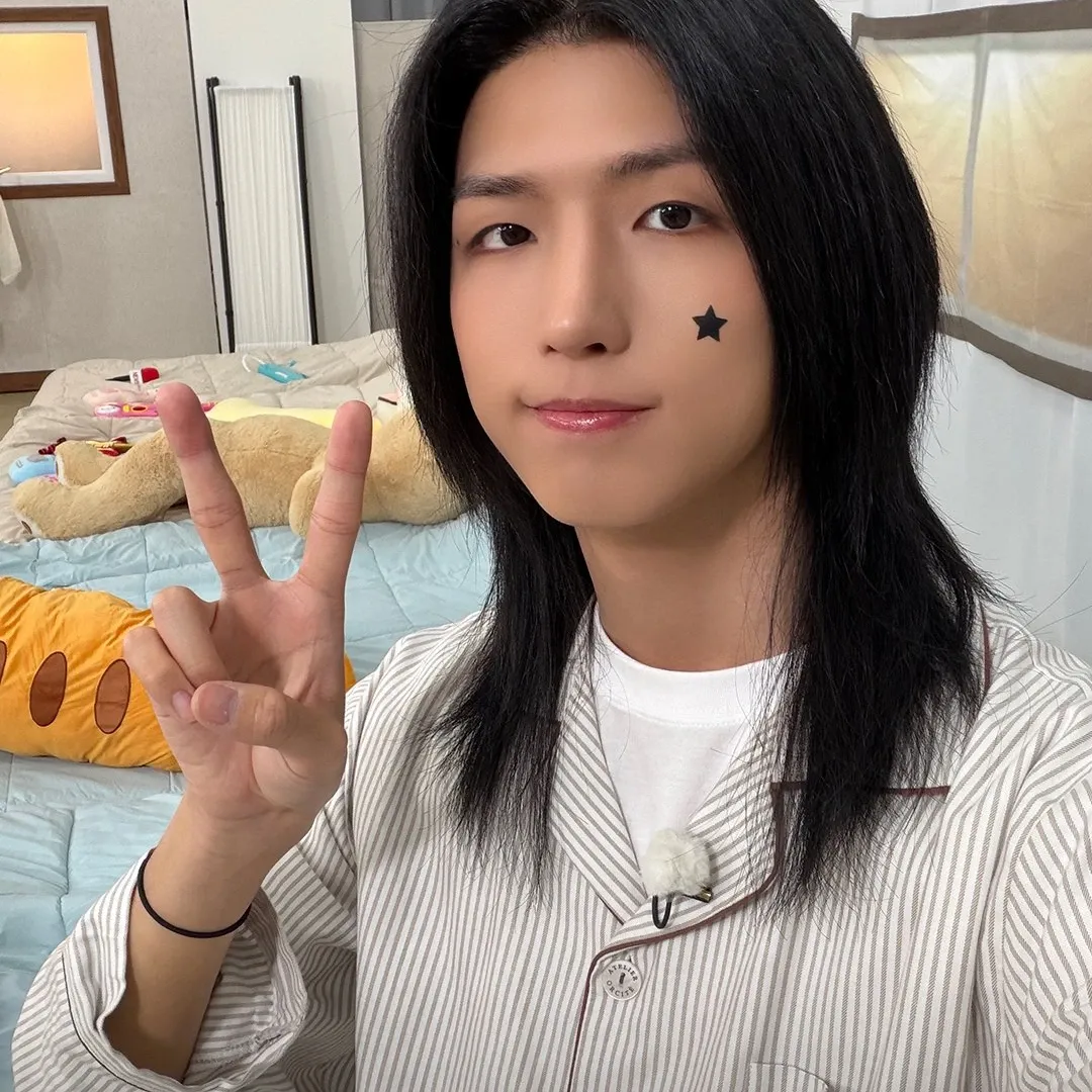 Behind-the-scenes cut of Jun Han (Xdinary Heroes)