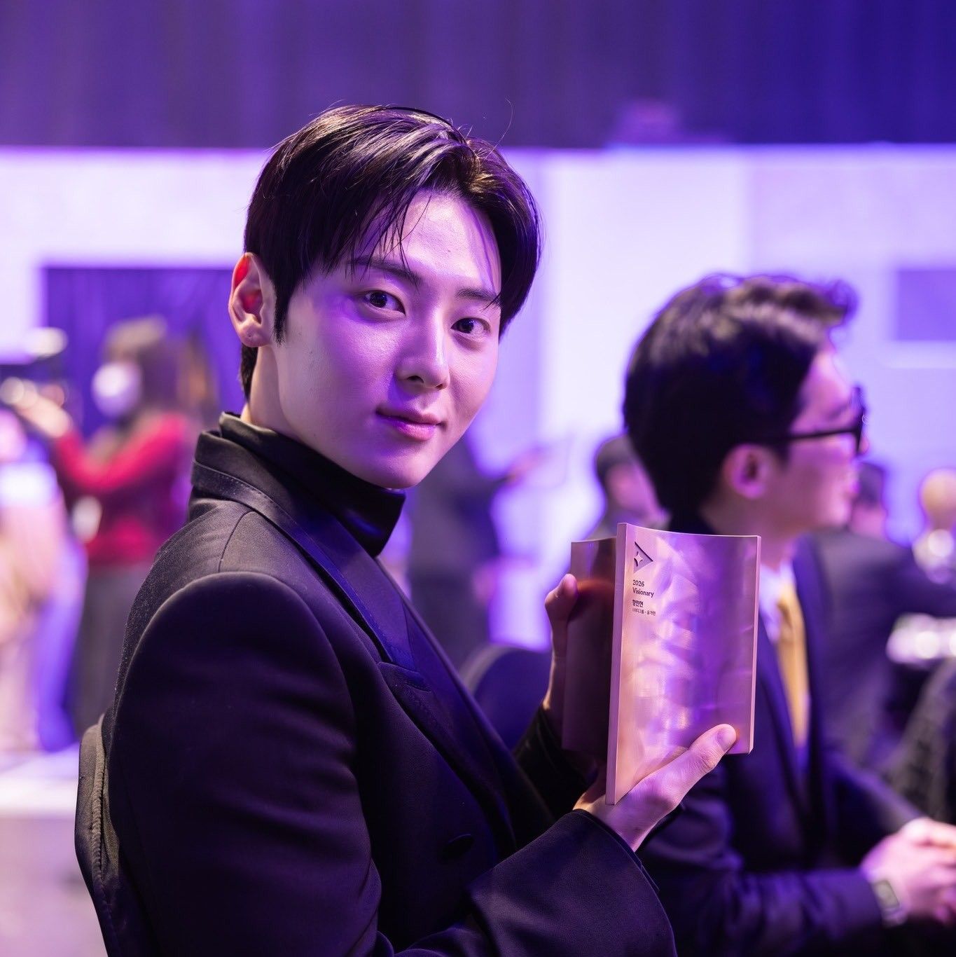 A moment captured by Hwang Minhyun's fan