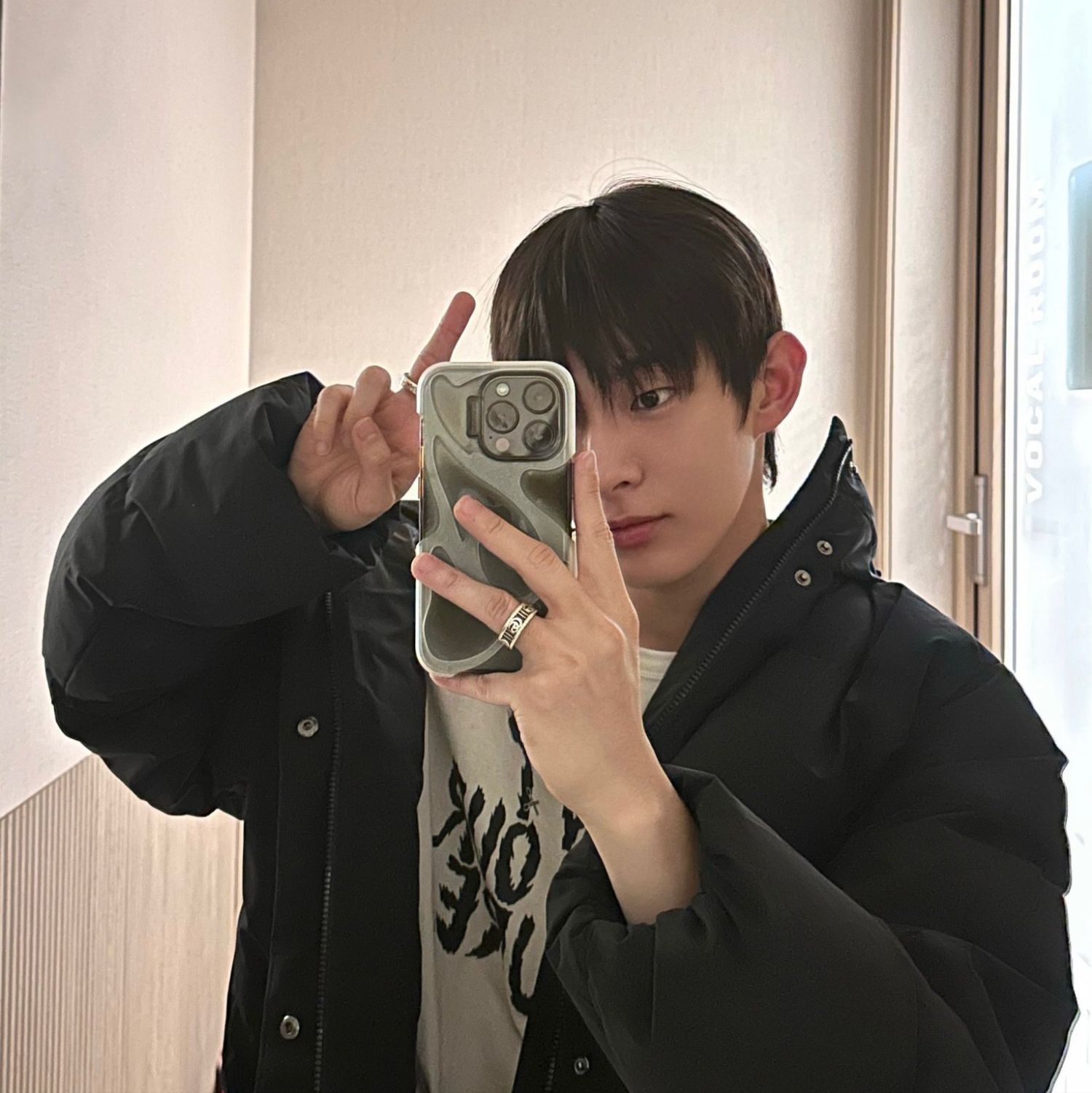 Behind-the-scenes cut of Steven (AHOF)