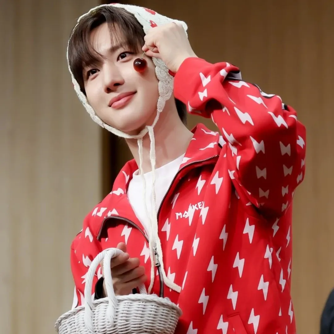 A moment captured by Hui (PENTAGON)'s fan