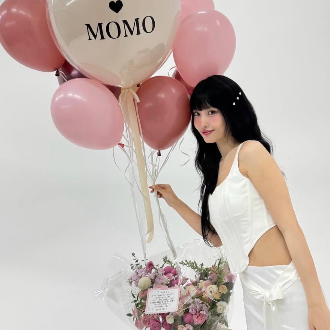 Behind-the-scenes cut of Momo (TWICE)