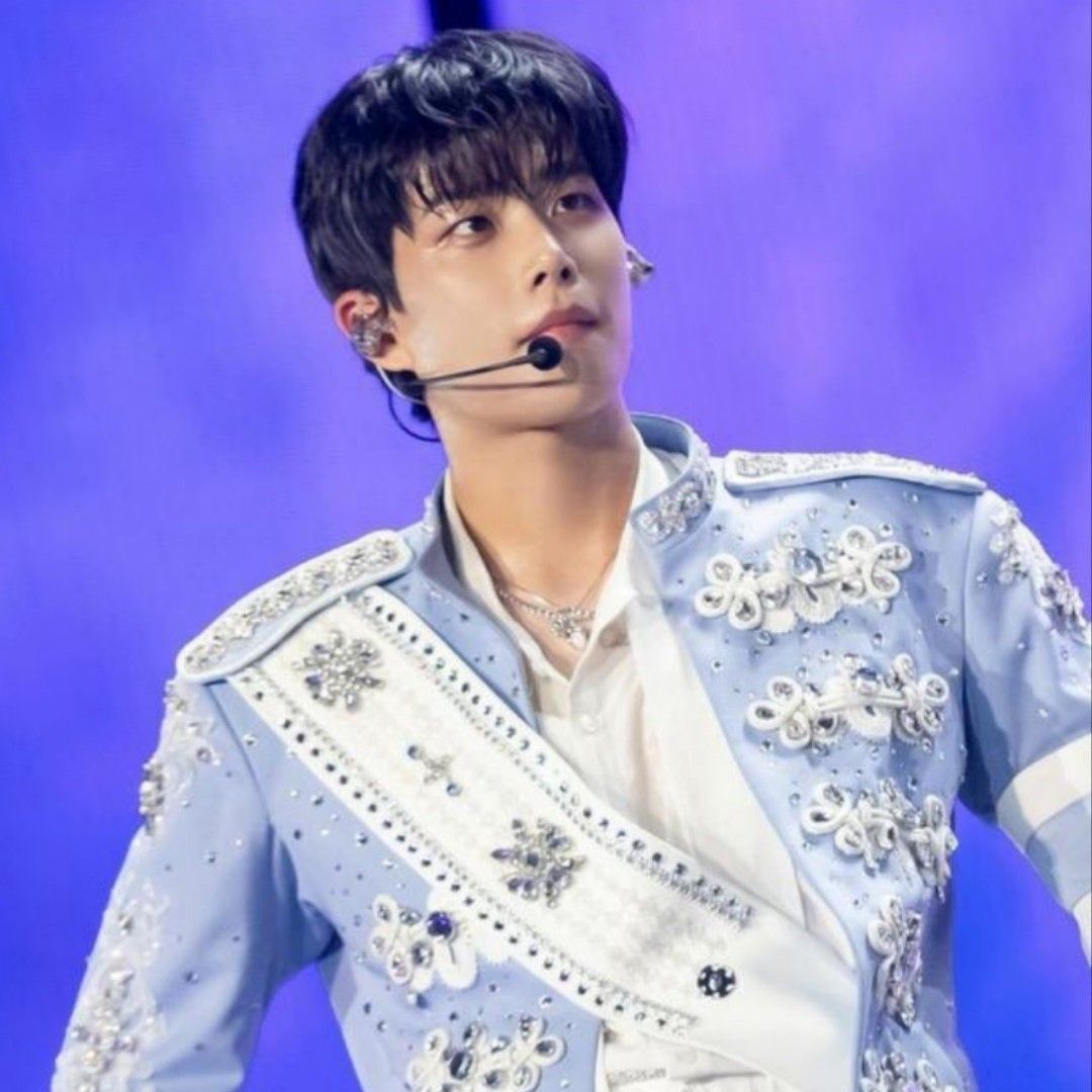 A moment captured by MJ (ASTRO)'s fan