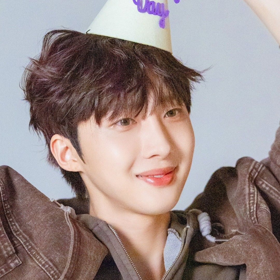 Recent activity shot of Hui (PENTAGON)