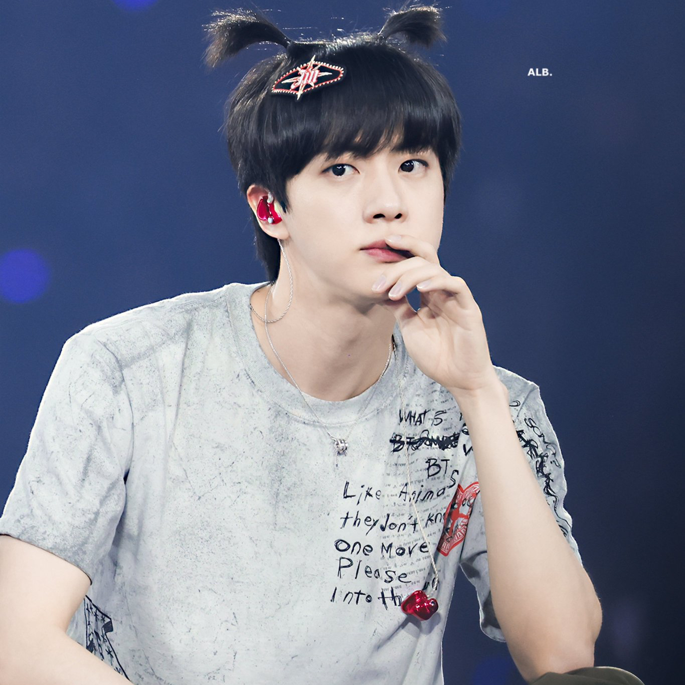 Foto aktivitas terbaru Jin (BTS)
