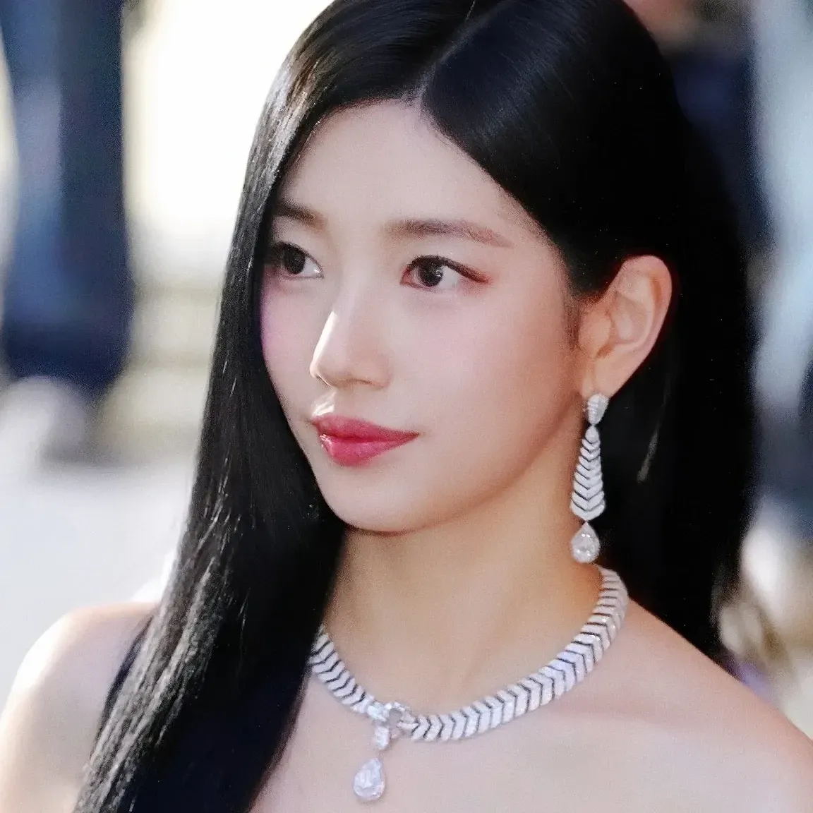 Behind-the-scenes cut of Suzy
