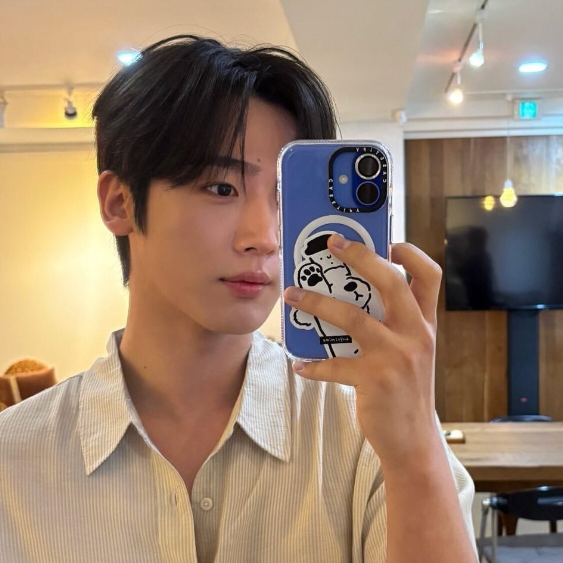 A moment captured by Kim Yohan (WEi)'s fan