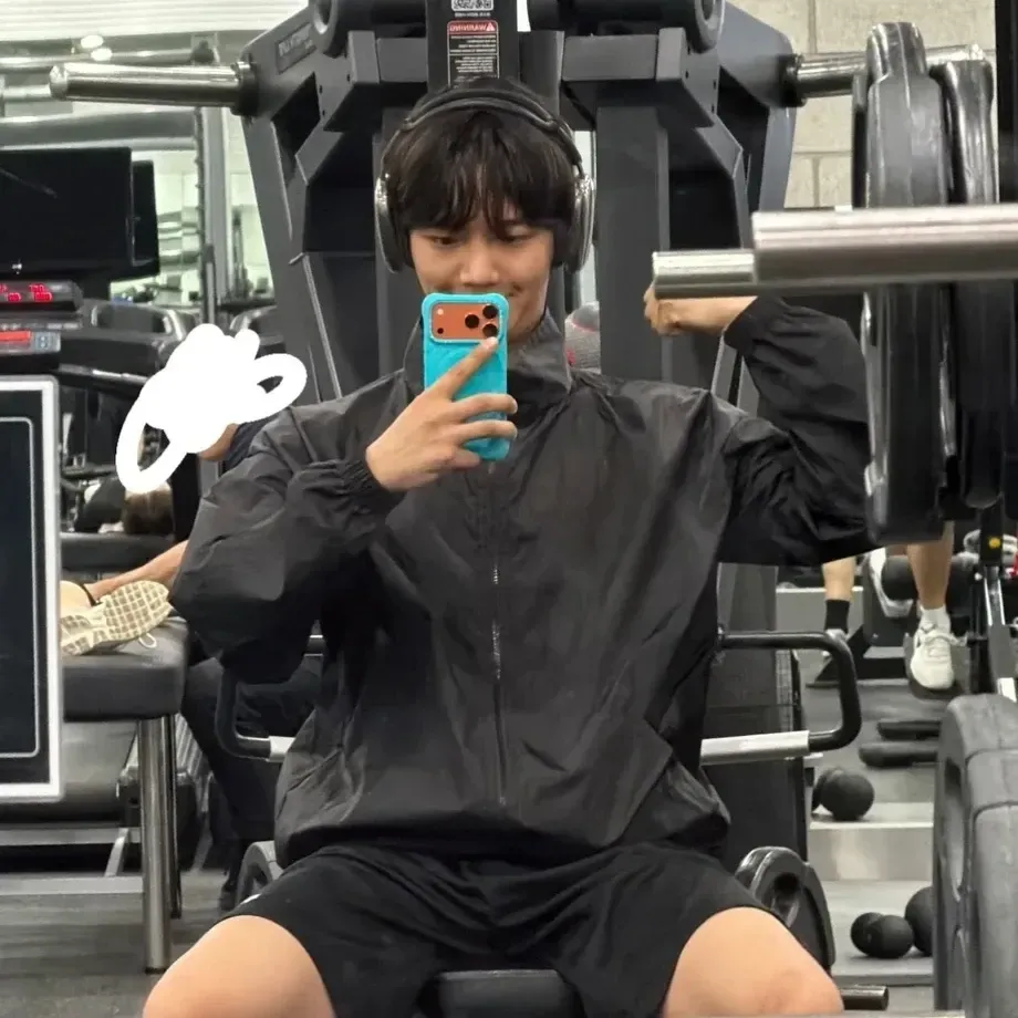 Behind-the-scenes cut of Lim Youngmin