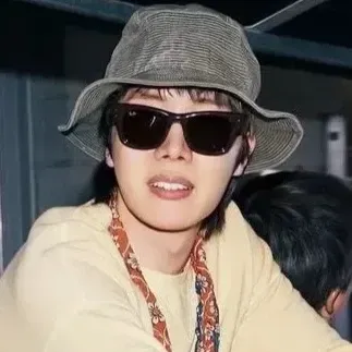 Foto terbaru j-hope (BTS)