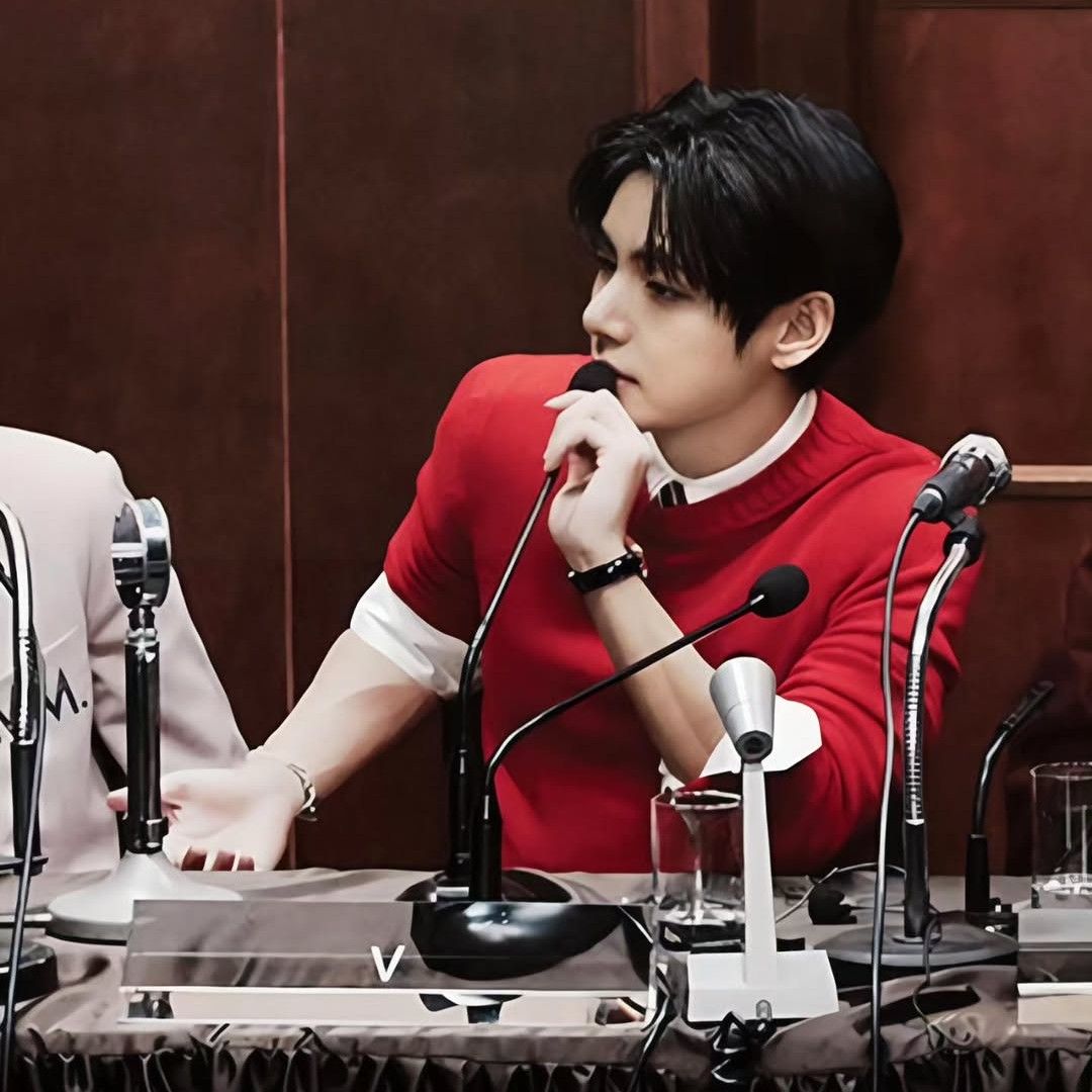 V (防彈少年團)的最新照片