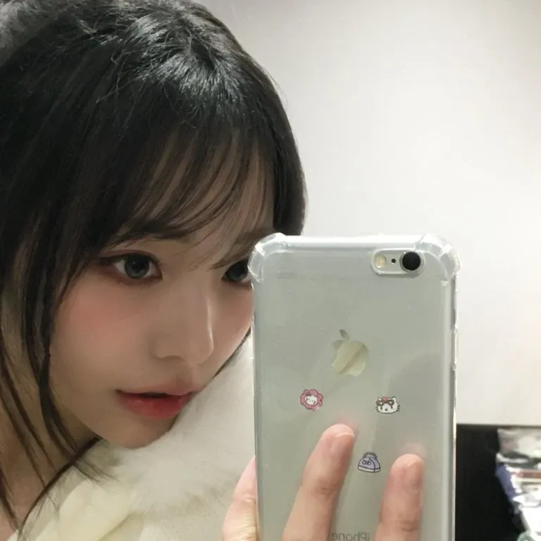 Behind-the-scenes cut of Siyeon (QWER)