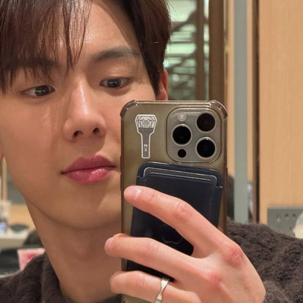 커뮤니티에서 화제된 인기 아이돌 콘텐츠